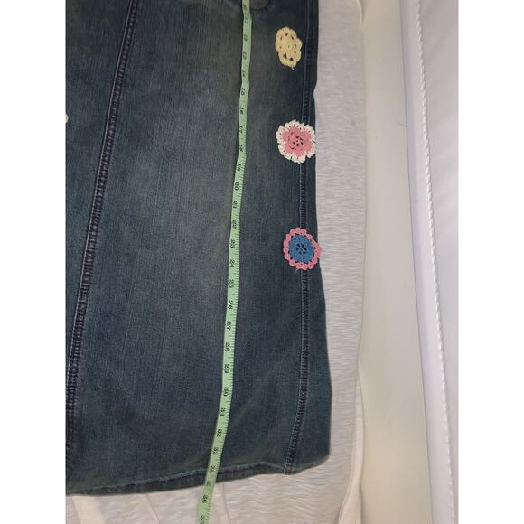 Crest Jeans Y2K Blue Jeans Skirt w/ Crochet Flowers Size 13/14 Junior - Picture 5 of 7
